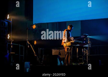 Bologna, Italia. 8 giugno 2021. 18 mesi dopo l'uscita di Momentum, l'ultimo album del CALIBRO 35, la band formata da massimo Martellotta, Enrico Gabrielli, Luca Cavina, Fabio Rondanini e Tommaso Colliva, annuncia il suo ritorno al disco e sul palco: Sarà infatti disponibile a partire dal '11 June Post Momentum EP (Record Kicks), e la band si fermerà sul palco dell'Arena Puccini per la prima data dal vivo del tour Post Momentum. (Foto di Luigi Rizzo/Pacific Press) Credit: Pacific Press Media Production Corp./Alamy Live News Foto Stock