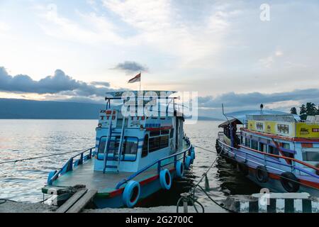 Lago Toba, Indonesia - Gennaio 2018: traghetti per passeggeri sul Lago Toba al tramonto, nel nord di Sumatra, Indonesia. Foto Stock