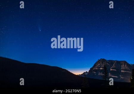 Cometa NEOWISE sopra Saskatchewan River Crossing nel Banff National Park, Albverta, Canada. Foto Stock