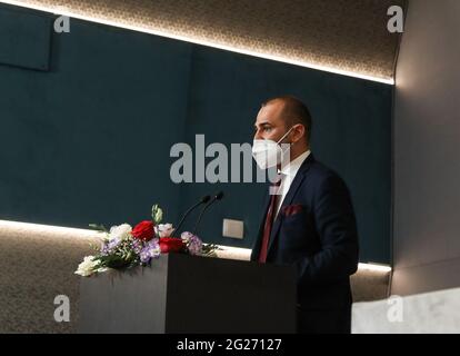 Roma, Italia. 8 Giugno 2021. Luca Rizzo nervo, membro del Parlamento italiano che siede nel Comitato sanitario della Camera bassa, interviene durante il Seminario Cina-Europa sui diritti umani a Roma, Italia, l'8 giugno 2021. Gli esperti e i funzionari cinesi ed europei riuniti qui al seminario sui diritti umani in pandemia hanno sottolineato martedì che la salute è il primo e più importante diritto umano. Credit: Cheng Tingting/Xinhua/Alamy Live News Foto Stock