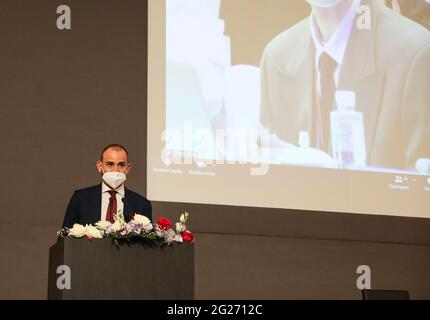 Roma, Italia. 8 Giugno 2021. Luca Rizzo nervo, membro del Parlamento italiano che siede nel Comitato sanitario della Camera bassa, interviene durante il Seminario Cina-Europa sui diritti umani a Roma, Italia, l'8 giugno 2021. Gli esperti e i funzionari cinesi ed europei riuniti qui al seminario sui diritti umani in pandemia hanno sottolineato martedì che la salute è il primo e più importante diritto umano. Credit: Cheng Tingting/Xinhua/Alamy Live News Foto Stock