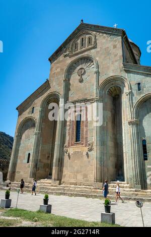 Cattedrale di Svetitskhoveli di Mtskheta, Georgia e visitatori. Si tratta di una cattedrale ortodossa orientale, il secondo edificio della chiesa più grande della Georgia. Foto Stock