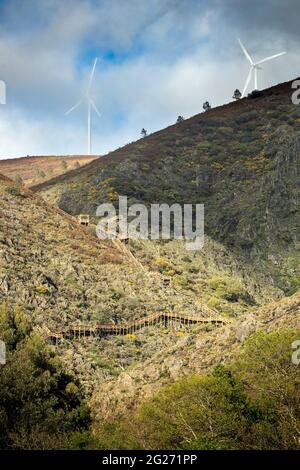 Paesaggio della Serra da Lousã, in Portogallo, con la parte superiore della passeggiata Ribeira de Quelhas illuminata dal sole del pomeriggio. Foto Stock