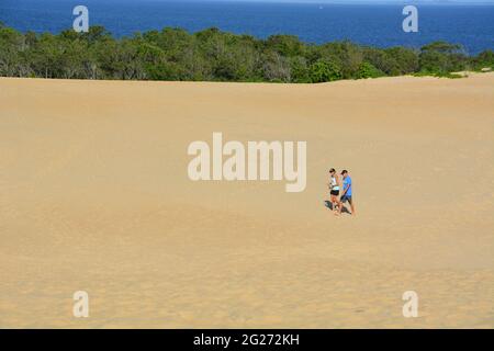 Un paio di escursioni sulle dune del Jockeys Ridge state Park, sulle sponde esterne del North Carolina. Foto Stock