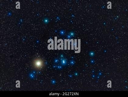 La stella Hyades si raggruppa con la stella gigante rossa Aldebaran. Foto Stock