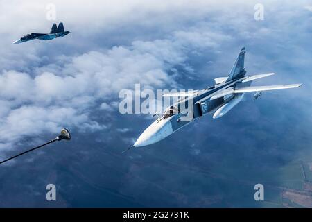 Su-24M aereo bombardiere frontline e un jet fighter su-30SM della Marina russa durante il rifornimento aereo. Foto Stock