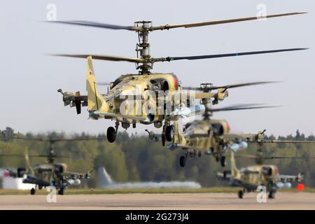 Ka-52 Alligator attacca gli elicotteri dell'aeronautica russa decollando. Foto Stock