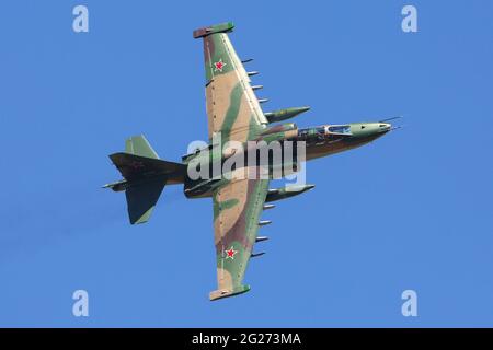 Su-25UB aereo di attacco dell'Aeronautica Russa che effettua un volo dimostrativo. Foto Stock
