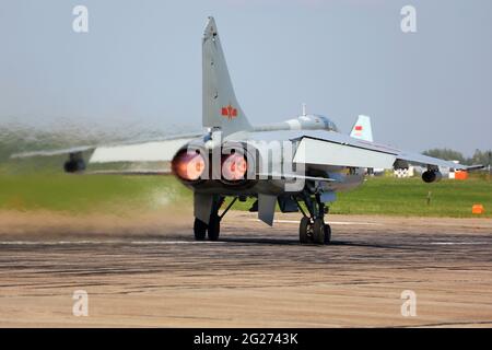 JH-7A FBC-1 volo leopardo attacco aereo della Cina popolare Esercito di Liberazione militare Air Force decollo. Foto Stock