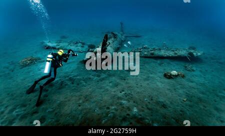 Tuffati esplorando il Mitsubishi Zero Wreck, Kimbe Bay, Papua Nuova Guinea. Foto Stock