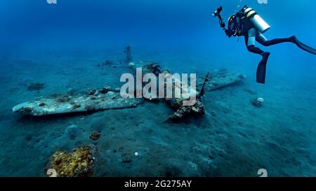 Tuffati esplorando il Mitsubishi Zero Wreck, Kimbe Bay, Papua Nuova Guinea. Foto Stock