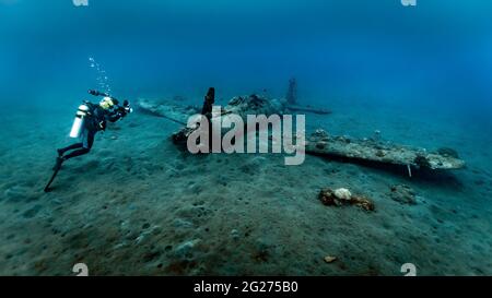 Tuffati esplorando il Mitsubishi Zero Wreck, Kimbe Bay, Papua Nuova Guinea. Foto Stock