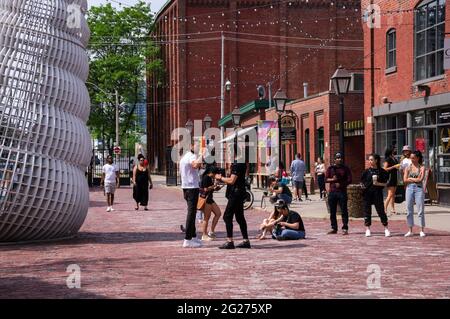 TORONTO, CANADA - 06 05 2021: Torontoniani che godono di tempo soleggiato e di sollevamento del soggiorno in ordine di casa nel quartiere storico di Toronto Foto Stock