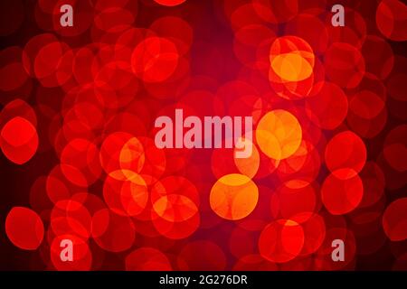 Le luci di messa a fuoco morbida rosse e gialle con glitter lampeggiano. Sfondo con naturale bokeh sfocato scintilla. Decorazione alle feste di Natale. Felice Anno Nuovo. Foto Stock