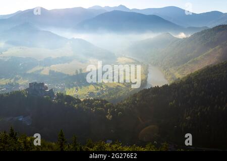 Montagne Malá Fatra sul fiume Váh, Slovacchia Foto Stock