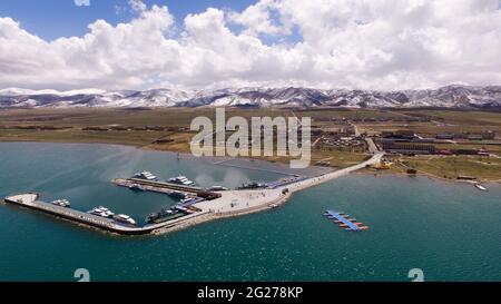 (210609) -- XINING, 9 giugno 2021 (Xinhua) -- Foto aerea scattata il 11 maggio 2017 mostra una vista del punto panoramico Erlangjian del lago Qinghai nella provincia di Qinghai nella Cina nord-occidentale. Situato nella parte nord-orientale dell'altopiano Qinghai-Tibet, il lago Qinghai è fondamentale per mantenere l'equilibrio ecologico nella Cina occidentale. Si tratta inoltre di una barriera naturale per il controllo della diffusione verso est della desertificazione e per garantire la sicurezza delle aree agricole nella Cina orientale. Negli ultimi anni, il governo cinese ha attuato vari progetti ecologici nel bacino del lago Qinghai, e ha raggiunto remar Foto Stock