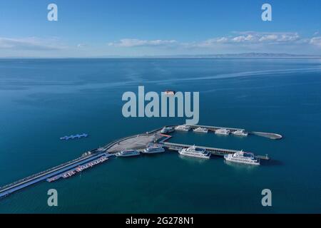 (210609) -- XINING, 9 giugno 2021 (Xinhua) -- Foto aerea scattata il 4 giugno 2021 mostra una vista del punto panoramico Erlangjian del lago Qinghai nella provincia di Qinghai nella Cina nord-occidentale. Situato nella parte nord-orientale dell'altopiano Qinghai-Tibet, il lago Qinghai è fondamentale per mantenere l'equilibrio ecologico nella Cina occidentale. Si tratta inoltre di una barriera naturale per il controllo della diffusione verso est della desertificazione e per garantire la sicurezza delle aree agricole nella Cina orientale. Negli ultimi anni, il governo cinese ha attuato vari progetti ecologici nel bacino del lago Qinghai, e ha raggiunto remar Foto Stock