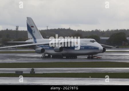 Ra-82074, un Antonov AN-124-100 gestito da Volga-Dnepr, all'aeroporto di Prestwick in Ayrshire. Foto Stock