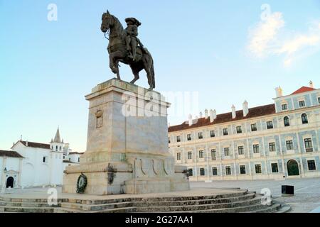 Statua equestre di Dom Joao IV, re del Portogallo del XVII secolo, nella Piazza del Palazzo Ducale, Vila Vicosa, Portogallo Foto Stock