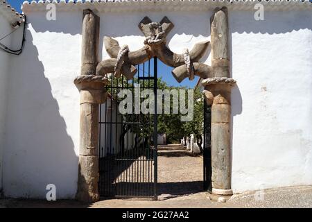 Porte laterali ai giardini del Palazzo Ducale, famoso esempio di architettura in stile manuelino, Vila Vicosa, Portogallo Foto Stock