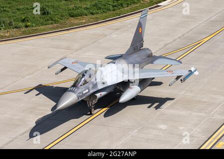 Romanian Air Force F-16AM Fighting Falcon sulla rampa all'86thÂ Air base, Romania. Foto Stock