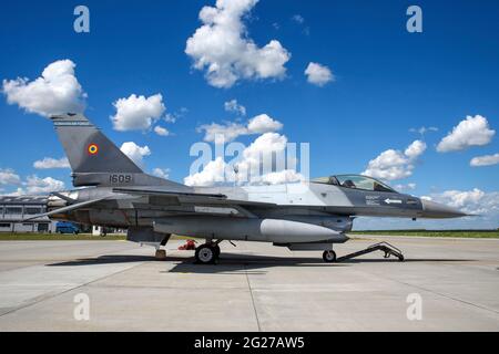 Romanian Air Force F-16AM Fighting Falcon sulla rampa all'86thÂ Air base, Romania. Foto Stock