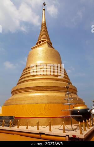 Vista della cupola del tempio del Monte d'Oro (Wat Saket) a Bangkok, Thailandia Foto Stock