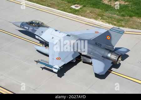 Romanian Air Force F-16AM Fighting Falcon sulla rampa all'86thÂ Air base, Romania. Foto Stock