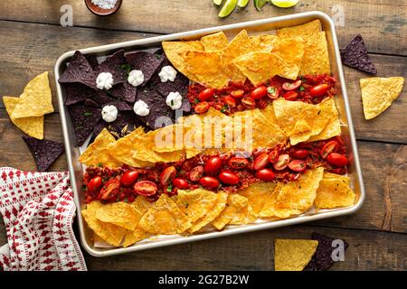 Nachos vegetariani su un vassoio per il 4 luglio Foto Stock