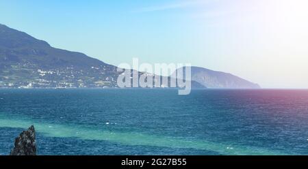 La costa del mare della Crimea, sullo sfondo è la famosa montagna Ayu dag Bear Mountain Foto Stock