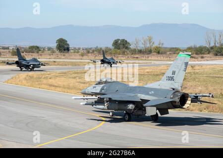 US Air Force F-16CM/DM Fighting Falcon operante dalla base aerea di Graf Ignatievo, Bulgaria. Foto Stock