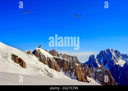 Aiguille du Plan (a sinistra) visto dalla Vallee Blanche (sopra le funivie del Monte Bianco), Francia. Foto Stock