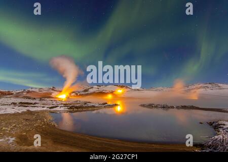 Luci del Nord sulla zona geotermica del lago Myvatn, Islanda. Foto Stock