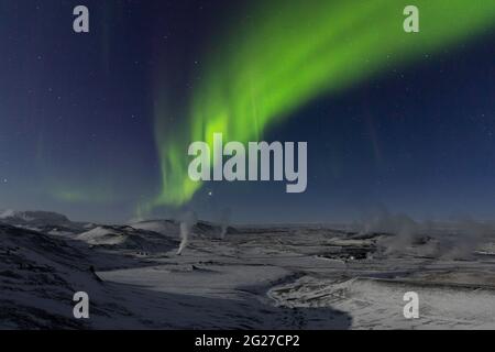 Luci del Nord sulla zona geotermica del lago Myvatn, Islanda. Foto Stock