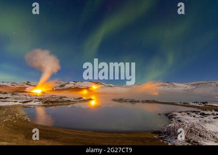 Luci del Nord sulla zona geotermica del lago Myvatn, Islanda. Foto Stock