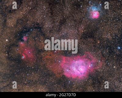 Il tripletto Sagittario con Messier 8, Messier 20 e NGC 6559. Foto Stock