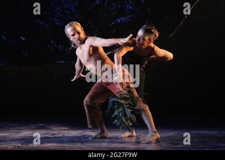 Sydney, Australia. 9 giugno 2021. Due ballerini di Bangarra eseguiranno gli eserti dello spettacolo Sandsong al teatro drammatico, la Sydney Opera House. SandSong: Stories from the Great Sandy Desert è un nuovo e potente programma contemporaneo che offre al pubblico un'opportunità unica di condividere le storie del deserto occidentale, con squisiti scenografie, luci e costumi. SandSong è stato creato dal Bangarra Dance Theatre in consultazione con gli anziani Wangkajunga/Walmajarri delle regioni del Kimberley e del Grande deserto di Sandy, in una celebrazione del legame dei popoli delle prime Nazioni con il paese. Bangarra Dance Theatre sono Foto Stock