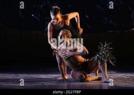 Sydney, Australia. 9 giugno 2021. Due ballerini di Bangarra eseguiranno gli eserti dello spettacolo Sandsong al teatro drammatico, la Sydney Opera House. SandSong: Stories from the Great Sandy Desert è un nuovo e potente programma contemporaneo che offre al pubblico un'opportunità unica di condividere le storie del deserto occidentale, con squisiti scenografie, luci e costumi. SandSong è stato creato dal Bangarra Dance Theatre in consultazione con gli anziani Wangkajunga/Walmajarri delle regioni del Kimberley e del Grande deserto di Sandy, in una celebrazione del legame dei popoli delle prime Nazioni con il paese. Bangarra Dance Theatre sono Foto Stock