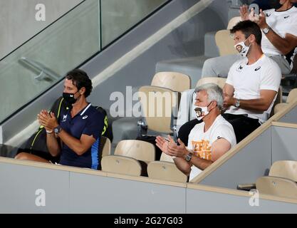 Parigi, Francia, 8 giugno 2021 Coach Patrick Mouratoglou, Apostolos Tsitsipas, padre-coach di Stefanos Tsitsipas durante il giorno 10 del French Open 2021, torneo di tennis Grand Slam l'8 giugno 2021 allo stadio Roland-Garros di Parigi, Francia - Foto Jean Catuffe / DPPI Foto Stock