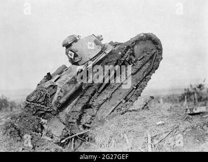 Un serbatoio francese Renault FT 17 che spara attraverso una trincea durante la prima guerra mondiale Foto Stock