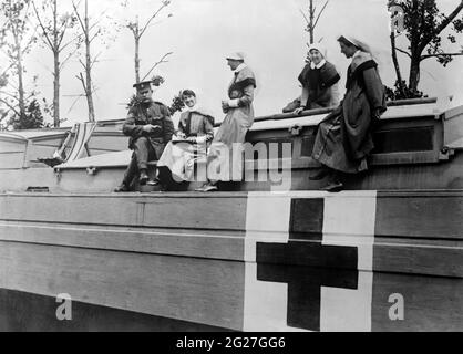 Infermieri britannici e un medico corpo sergente a bordo di un ospedale chiatta in Francia durante la prima guerra mondiale. Foto Stock