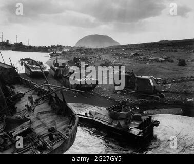 Relitto sulla spiaggia durante la battaglia di Iwo Jima, seconda guerra mondiale Foto Stock