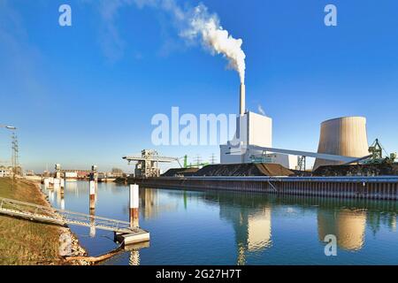 La centrale elettrica a vapore sul fiume Reno a Karlsruhe, in Germania, utilizzava per la generazione di elettricità e il teleriscaldamento a partire dal carbone duro Foto Stock