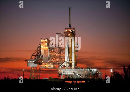 Space Shuttle Atlantis pronto per il decollo sulla rampa di lancio a Cape Canaveral, Florida. Foto Stock
