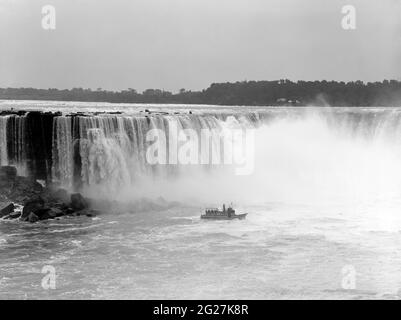 Tour in barca ai piedi delle cascate Horseshoe lungo il confine tra Stati Uniti e Canada, circa 1900. Foto Stock