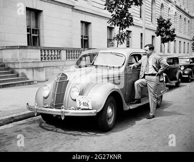 Il senatore Huey P. Long si è appoggiato sulla sua classica auto d'epoca parcheggiata in strada. Foto Stock