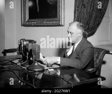 Il presidente Franklin Delano Roosevelt sedette alla sua scrivania per trasmettere una trasmissione radio. Foto Stock