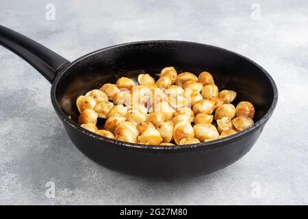 Deliziosi gnocchi fritti con carne in una padella Foto Stock