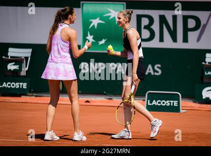 Parigi, Francia, 8 giugno 2021 Karolina Pliskova e Kristyna Pliskova della Repubblica Ceca, si esibito in doppio al torneo di tennis Roland-Garros 2021, Grand Slam, l'8 giugno 2021 allo stadio Roland-Garros di Parigi, Francia - Photo Rob Prange / Spain DPPI / DPPI / LiveMedia Foto Stock