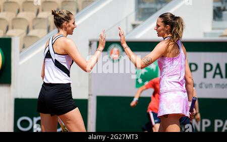 Parigi, Francia, 8 giugno 2021 Karolina Pliskova e Kristyna Pliskova della Repubblica Ceca, si esibito in doppio al torneo di tennis Roland-Garros 2021, Grand Slam, l'8 giugno 2021 allo stadio Roland-Garros di Parigi, Francia - Photo Rob Prange / Spain DPPI / DPPI / LiveMedia Foto Stock